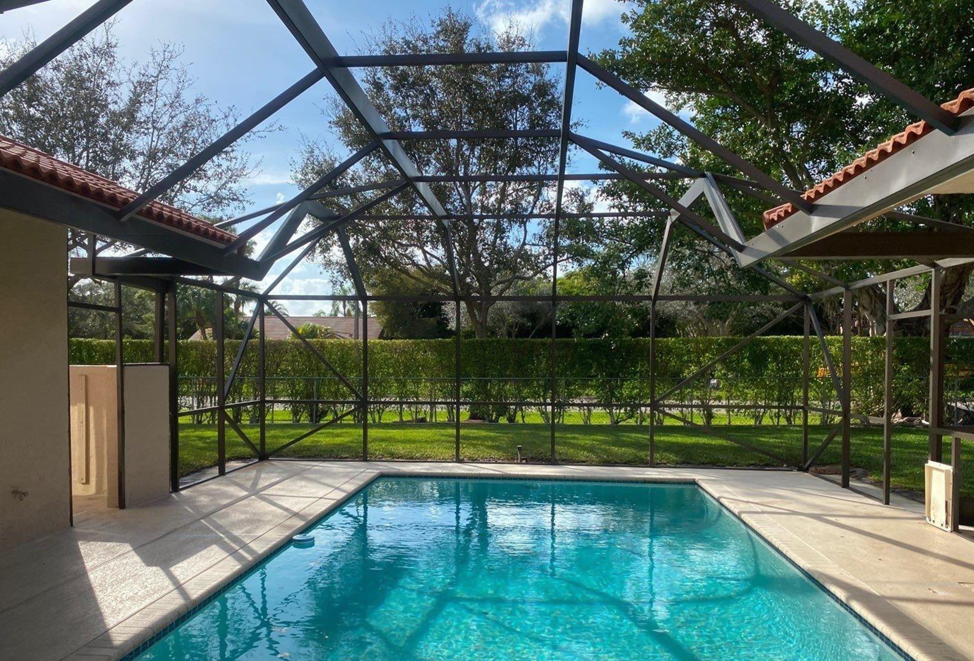 Pool screen enclosure