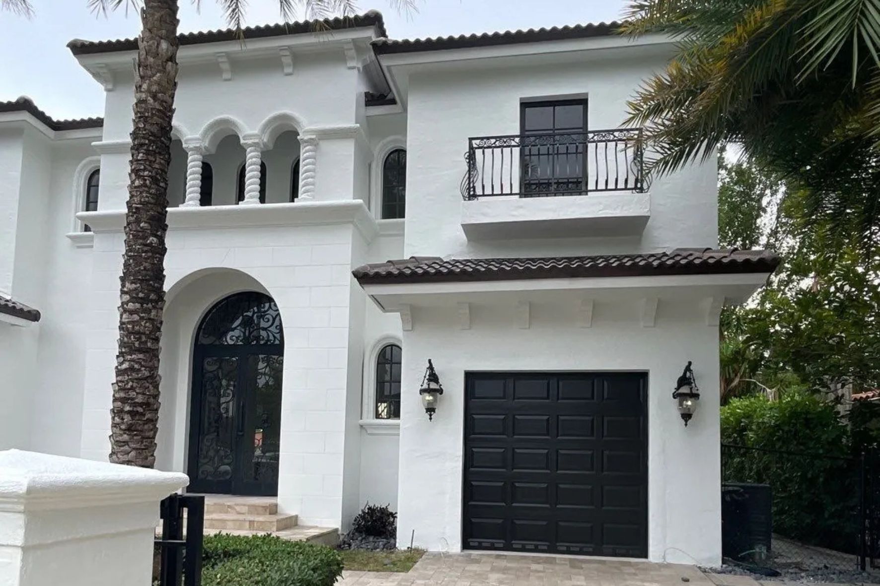 Exterior of home in Florida painted by Tru Colors Contracting