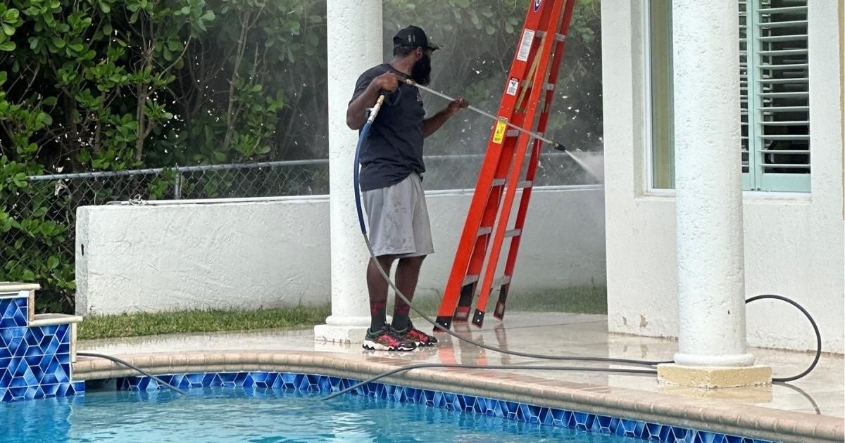 Tru colors contracting pressure washing south florida home with pool